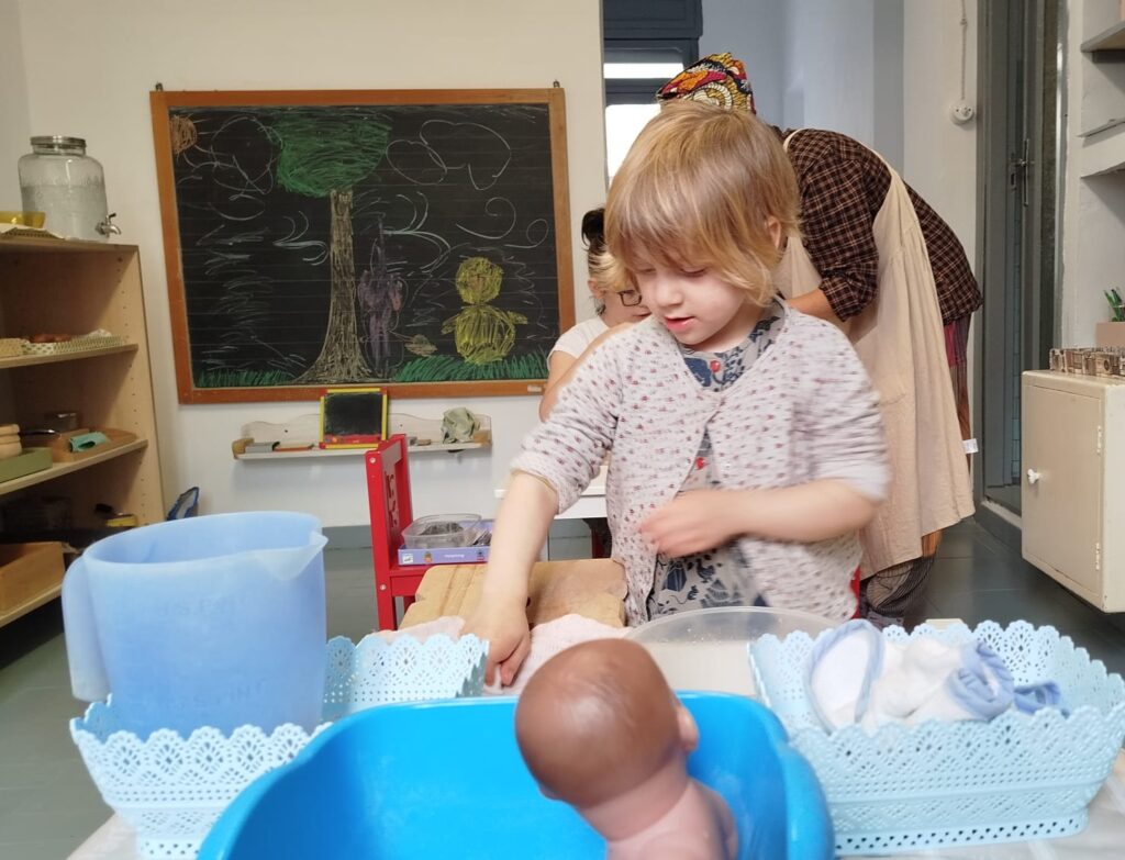 Giovedì 23 Ottobre 2025 inizierà il nuovo Corso online di Specializzazione nel Metodo Montessori per insegnanti di Scuola dell’Infanzia, organizzato da Fondazione Montessori Italia.